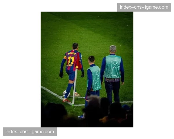 特写镜头：梅西现身诺坎普看台，观看巴萨对阵阿森纳