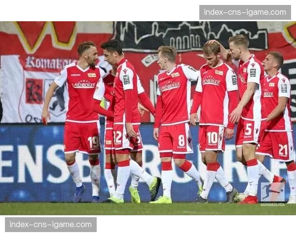 温情一幕：热那亚球迷在客场高歌，悼念十年前去世的球队传奇