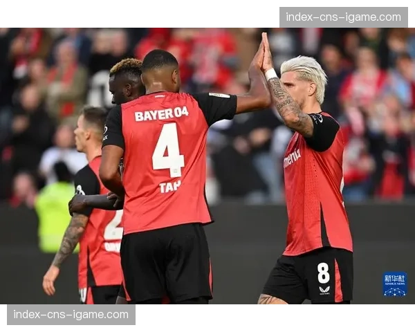 法兰克福vs勒沃库森一役因球迷投掷杂物中断五分钟 法兰克福vs勒沃库森一役因球迷投掷杂物中断五分钟