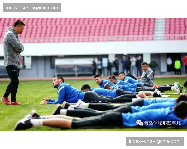 “巴黎后防中坚训练中轻微拉伤，医疗团队评估其欧冠决赛出场成疑”